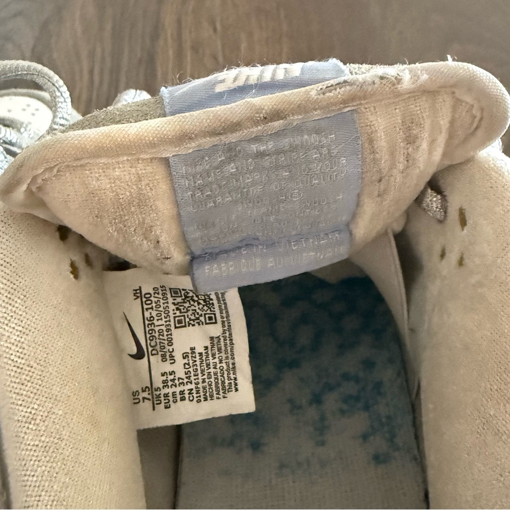 Nike SB Dunk Low SB Men’s Size 7.5 Sean Cliver Holidays Special Gray Gold Vtg - Picture 14 of 16